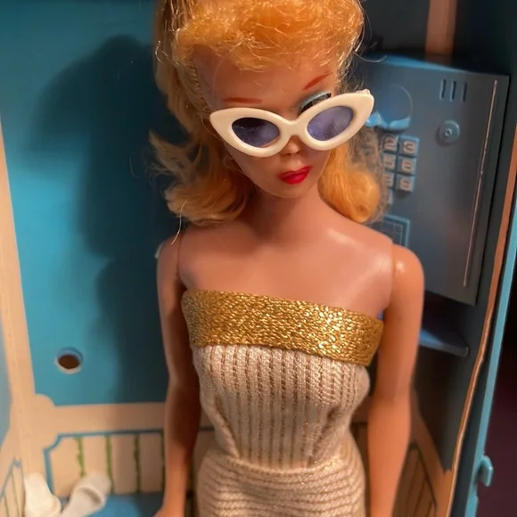 Barbie 1964 Original Doll with Phone Booth and Assessories. - Picture 3 of 9